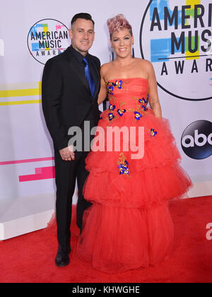 Los Angeles, Stati Uniti. 19 Nov 2017. Carey Hart, Pink 047 arriva al 2017 American Music Awards al Microsoft Theatre il 19 novembre 2017 a Los Angeles, California Credit: Tsuni / USA/Alamy Live News Foto Stock
