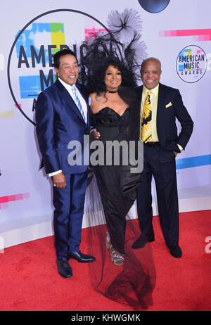 Los Angeles, Stati Uniti. 19 Nov 2017. Smokey Robinson, Diana Ross, Berry Gordy arriva al 2017 American Music Awards al Microsoft Theatre il 19 novembre 2017 a Los Angeles, California Credit: Tsuni / USA/Alamy Live News Foto Stock