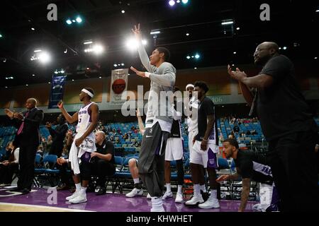 Reno, Nevada, Stati Uniti d'America. Xix Nov, 2017. Il Reno Bighorn panchina risponde a tre punti di colpo sul pavimento durante la NBA G-League gioco di basket tra il Reno Bighorns e il Long Island reti in Reno eventi centro a Reno in Nevada. Credito: Jeff Mulvihill/ZUMA filo/Alamy Live News Foto Stock