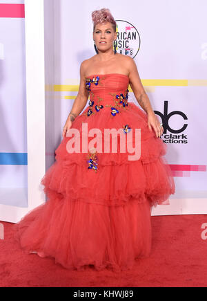 Los Angeles, California, Stati Uniti. 19 novembre 2017. Pink arriva per gli American Music Awards 2017 - arrivi al Microsoft Theatre. Crediti: Lisa o'Connor/ZUMA Wire/Alamy Live News Foto Stock