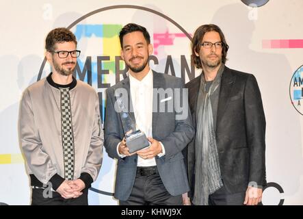 Los Angeles, CA, Stati Uniti d'America. Xix nov, 2017. rob bourdon, brad delson, Mike Shinoda in sala stampa per 2017 American Music Awards (amas) - sala stampa, microsoft theatre, los angeles, ca 19 novembre 2017. Credito: elizabeth goodenough/everett raccolta/alamy live news Foto Stock