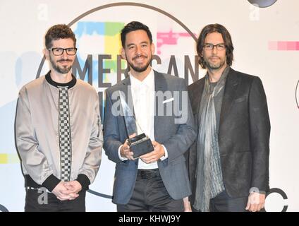 Los Angeles, CA, Stati Uniti d'America. Xix nov, 2017. rob bourdon, brad delson, Mike Shinoda in sala stampa per 2017 American Music Awards (amas) - sala stampa, microsoft theatre, los angeles, ca 19 novembre 2017. Credito: elizabeth goodenough/everett raccolta/alamy live news Foto Stock