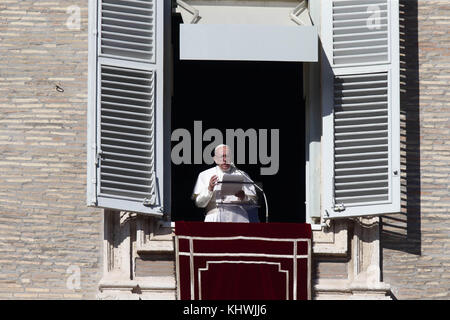 Roma, Italia. 19 novembre 2017. PAPA FRANCESCO porta la preghiera dell'Angelus dalla finestra dell'edificio apostolico in Piazza San Pietro in Vaticano credito: Evandro Inetti/ZUMA Wire/Alamy Live News Foto Stock