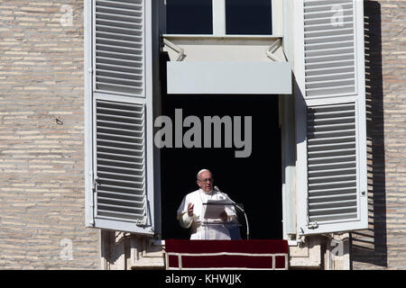 Roma, Italia. Xix nov, 2017. papa Francesco offre preghiera dell Angelus dalla finestra del Palazzo Apostolico in st. Piazza di San Pietro in Vaticano credito: evandro inetti/zuma filo/alamy live news Foto Stock