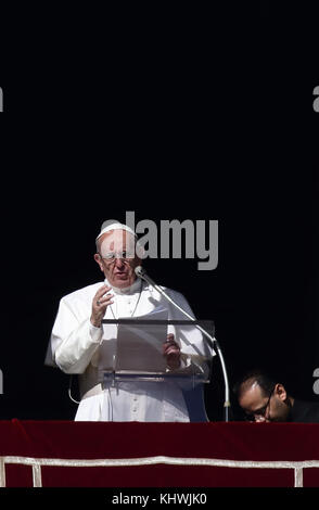 Roma, Italia. 19 novembre 2017. PAPA FRANCESCO porta la preghiera dell'Angelus dalla finestra dell'edificio apostolico in Piazza San Pietro in Vaticano credito: Evandro Inetti/ZUMA Wire/Alamy Live News Foto Stock