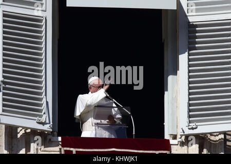 Roma, Italia. 19 novembre 2017. PAPA FRANCESCO porta la preghiera dell'Angelus dalla finestra dell'edificio apostolico in Piazza San Pietro in Vaticano credito: Evandro Inetti/ZUMA Wire/Alamy Live News Foto Stock