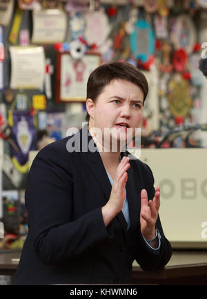 Edinburgh, Regno Unito. Xx Nov, 2017. Ruth Davidson capi la Scottish conservatori PoppyScotland visite in fabbrica a Edimburgo. La Scozia. Credito: pak@ Mera/Alamy Live News Foto Stock