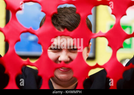 Edinburgh, Regno Unito. Xx Nov, 2017. Ruth Davidson capi la Scottish conservatori PoppyScotland visite in fabbrica a Edimburgo. La Scozia. Credito: pak@ Mera/Alamy Live News Foto Stock