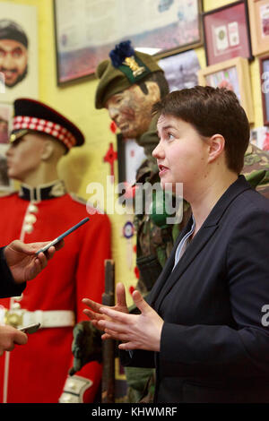 Edinburgh, Regno Unito. Xx Nov, 2017. Ruth Davidson capi la Scottish conservatori PoppyScotland visite in fabbrica a Edimburgo. La Scozia. Credito: pak@ Mera/Alamy Live News Foto Stock
