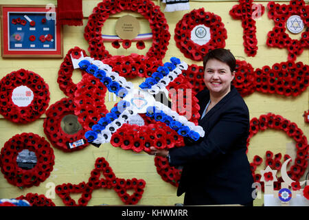 Edinburgh, Regno Unito. Xx Nov, 2017. Ruth Davidson capi la Scottish conservatori PoppyScotland visite in fabbrica a Edimburgo. La Scozia. Credito: pak@ Mera/Alamy Live News Foto Stock