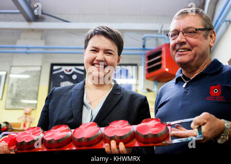 Edinburgh, Regno Unito. Xx Nov, 2017. Ruth Davidson capi la Scottish conservatori PoppyScotland visite in fabbrica a Edimburgo. La Scozia. Immagine: Ruth Davidson capi la Scottish Conservatori e Arthur Dyke lavoratore rendono boxer. Credito: pak@ Mera/Alamy Live News Foto Stock