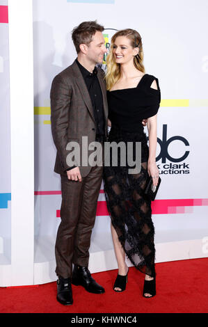 Los Angeles, Stati Uniti d'America. Xix nov, 2017. Chris Hardwick e lydia hearst frequentare il 2017 American Music Awards al teatro di Microsoft per il mese di novembre 19, 2017 a Los Angeles, California. Credito: geisler-fotopress/alamy live news Foto Stock