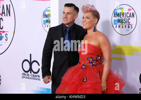 Los Angeles, Stati Uniti. 19 Nov 2017. Pink e suo marito Carey Hart partecipano al 2017 American Music Awards al Microsoft Theatre il 19 novembre 2017 a Los Angeles, California. Credit: Geisler-Fotopress/Alamy Live News Foto Stock
