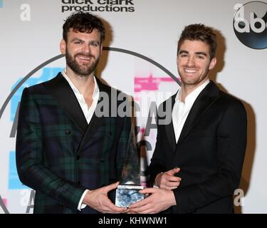 Los Angeles, CALIFORNIA, Stati Uniti. 19 novembre 2017. Alex Pall, Andrew Taggart, The Chainsmokers nella sala stampa per gli American Music Awards 2017 (AMA) - Press Room, Microsoft Theater, Los Angeles, CALIFORNIA 19 novembre 2017. Crediti: Priscilla Grant/Everett Collection/Alamy Live News Foto Stock