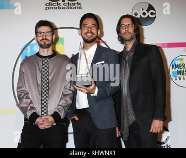 Los Angeles, CA, Stati Uniti d'America. Xix nov, 2017. brad delson, Mike Shinoda, rob bourdon, Linkin Park in sala stampa per 2017 American Music Awards (amas) - sala stampa, microsoft theatre, los angeles, ca 19 novembre 2017. Credito: priscilla concedere/everett raccolta/alamy live news Foto Stock