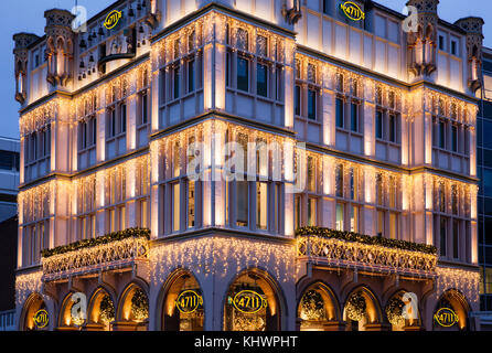 Germania, Colonia, la casa del 4711 a Glockengasse, casa ancestrale della fabbrica di profumi Muelhens, illuminazione durante il periodo natalizio. Germania Foto Stock