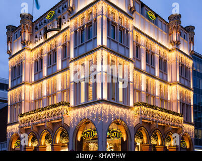 Germania, Colonia, la casa del 4711 a Glockengasse, casa ancestrale della fabbrica di profumi Muelhens, illuminazione durante il periodo natalizio. Germania Foto Stock