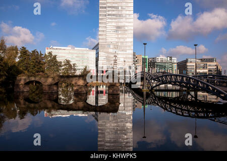 Germania, Colonia, vecchio viadotto, bridge e la Torre di Colonia al Mediapark. Deutschland, Koeln, altes Viadukt, Bruecke und KoelnTurm im Mediapark. Foto Stock