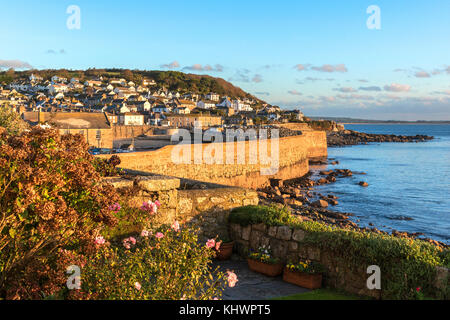 Golden dawn luce su mousehole Harbour in Cornovaglia, Inghilterra, Regno Unito. Foto Stock