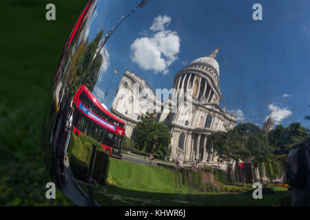 La Cattedrale di St Paul e riflessa in arte pubblica, London, Regno Unito Foto Stock