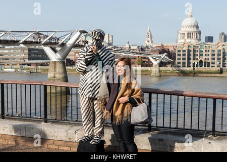 Statua umana in bianco e nero strisce da Millennium Bridge, London, Regno Unito Foto Stock