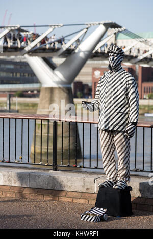 Statua umana in bianco e nero strisce da Millennium Bridge, London, Regno Unito Foto Stock