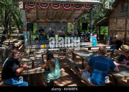 Luckenbach, Texas - 8 giugno 2014: Persone che partecipano a un concerto di musica country a Luckenbach, Texas, USA. Foto Stock