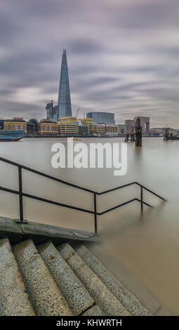 Guardando oltre alla colazione vecchie banchine e il coccio dalla città di Londra Foto Stock