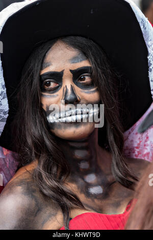 Una giovane donna messicana vestita in costume la Calavera Catrina per il giorno dei morti o 31 de Muertos festival 2017 ottobre Día a Patzcuaro, Michoacan, Messico. La festa è stata celebrata fin da quando l'impero azteco celebra gli antenati e i defunti cari. Foto Stock