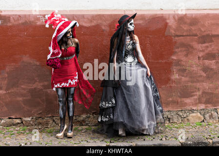 Giovani donne messicane vestite con costumi la Calavera Catrina durante il giorno dei morti o 31 de Muertos festival 2017 ottobre Día a Patzcuaro, Michoacan, Messico. La festa è stata celebrata fin da quando l'impero azteco celebra gli antenati e i defunti cari. Foto Stock