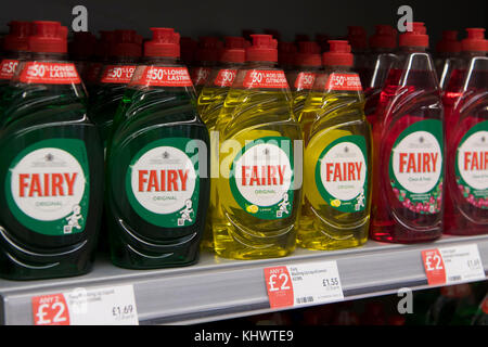 Bottiglie di liquido fairy in vendita su un ripiano in un negozio di supermercati nel Regno Unito. Foto Stock