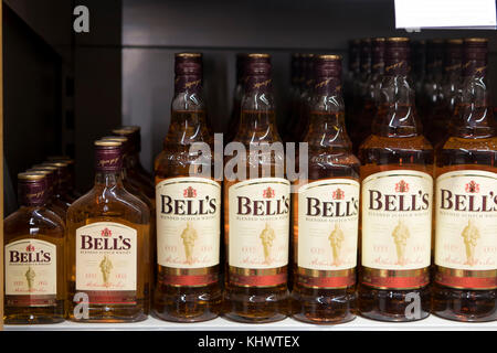 Bottiglie di Bell's whisky sul display su un ripiano in un supermercato store. Foto Stock