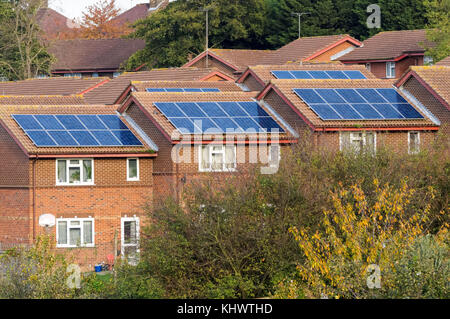 Case con pannelli solari in London, England, Regno Unito, Gran Bretagna Foto Stock