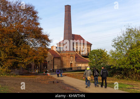 Visitatori di passaggio dal motore marino Casa di Walthamstow zone umide, London, England, Regno Unito, Gran Bretagna Foto Stock