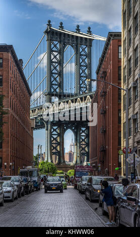 New york, ny, Stati Uniti d'America - 15 luglio 2017. Ponte di Brooklyn vista da Washington Street in Brooklyn Foto Stock