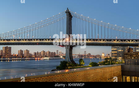 Vista al tramonto del manhattan bridge con lo skyline della città e williamsburg bridge in background Foto Stock