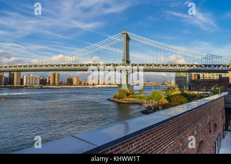 Cielo chiaro vista di Manhattan Bridge con lo skyline della città e williamsburg bridge in background Foto Stock