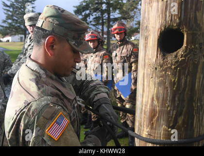 I partecipanti configurano un ponte di corde durante il 2017 U.S. - La Cina la gestione del disastro di Exchange a Camp Rilea, Ore., nov. 16. L annuale esercito degli Stati Uniti del Pacifico (USARPAC) la cooperazione in materia di sicurezza evento con l'Esercito di Liberazione del Popolo (PLA) è un occasione per condividere le lezioni apprese tra USARPAC e il PLA al fine di aumentare la capacità di rispondere alle catastrofi naturali nella regione del Pacifico. (U.S. Air Force foto di Nathan H. Barbour) Foto Stock