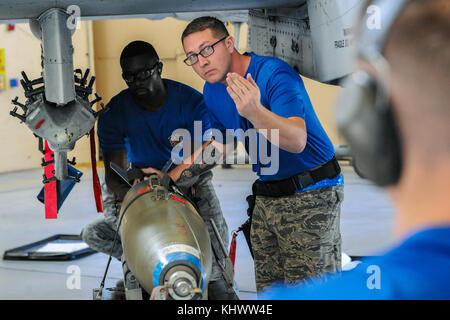 I membri della 74a manutenzione aeromobili preparare l'unità per il carico di un MK84 bomba su un-10C Thunderbolt II, durante un trimestrale di carico di armi concorrenza, nov. 16, 2017, a Moody Air Force Base, Ga. Giudici hanno valutato i concorrenti sulla base di vestire e aspetto, un esame di conoscenza e di caricamento delle munizioni diverse per determinare la più rapida e più efficiente il carico dell'equipaggio. (U.S. Air Force foto di Airman Eugene Oliver) Foto Stock