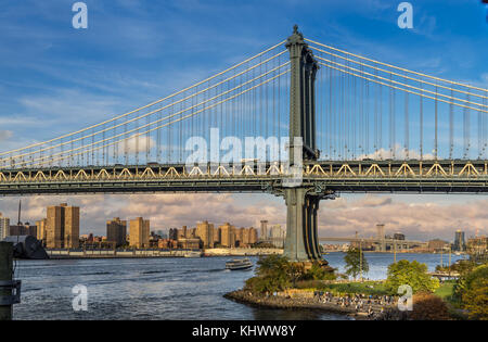 Cielo chiaro vista di Manhattan Bridge con lo skyline della città e williamsburg bridge in background Foto Stock