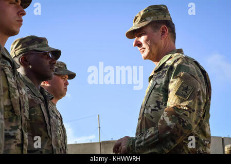 Stati Uniti Esercito gen. James C. McConville, 36th Vice Capo del personale dell'esercito di soldati riconosciuto dalla Task Force Taloni, 94th esercito aria e la difesa missilistica del comando per il loro eccellente lavoro in Andersen Air Force Base, Guam, nov. 17, 2017. Task Force Taloni è responsabile per gli Stati Uniti Dell'esercito prima avanti THAAD dispiegato unità. (Foto dal personale dell'esercito Sgt. McNair Brekke) Foto Stock