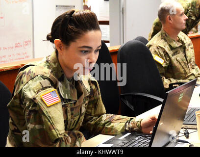 Stati Uniti Esercito 1Lt. Sabrina Baylor con il quarantesimo divisione di fanteria, California esercito Guardia nazionale, partecipa a Allied spirito VII presso l'U.S. Dell'esercito multinazionale comune disponibilità centro in Hohenfels, Germania, nov. 17, 2017. Circa 4.050 membri del servizio da 13 nazioni partecipanti sono in esercizio Allied spirito VII a 7 Esercito di formazione del comando Hohenfels Area Formazione, Germania, Ott. 30 nov. 22, 2017. Allied spirito è un U.S. Esercito Europa-diretto, 7ATC-condotta esercizio multinazionale serie destinata a sviluppare e rafforzare la NATO e il tasto del partner di interoperabilità e disponibilità. (U.S. Foto Stock