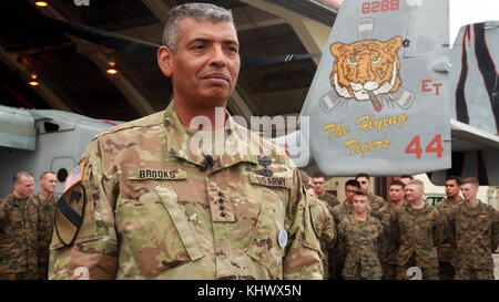 Stati Uniti Esercito gen. Vincent K. Brooks, il comandante degli Stati Uniti le forze della Corea, sorge con gli Stati Uniti Marines dal mezzo marino Tilt-squadrone del rotore 262 a bordo Marine Corps Air Station Futenma a Okinawa, Giappone, nov. 17, 2017. Brooks si è incontrato con i Marines e ha parlato dell'alleanza degli Stati Uniti con la Repubblica di Corea nella regione Asia-Pacifico. (U.S. Marine Corps photo by Lance Cpl. Matteo Navarra) Foto Stock