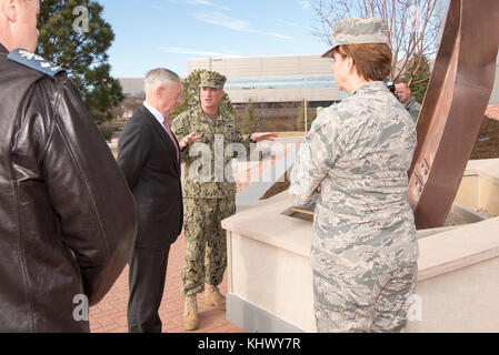 Il Segretario della Difesa Jim Mattis visite 9-11 memorial presso l'U.S. Northern Command Headquarters Building con il comandante della forza dell'aria Gen. Lori Robinson in Colorado Springs, Co., su nov. 16, 2017. (DoD foto di esercito Sgt. Ambra I. Smith) Foto Stock