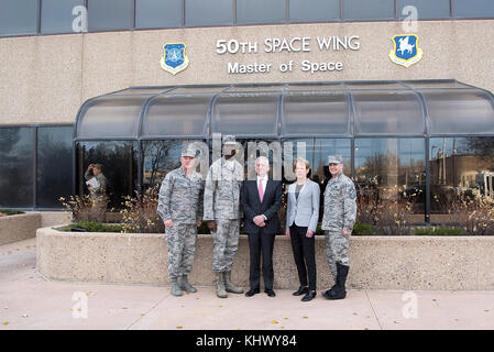 Il Segretario della Difesa Jim Mattis visiti il cinquantesimo di spazio sul parafango Schriever Air Force Base in Colorado Springs, Co., su nov. 16, 2017. (DoD foto di esercito Sgt. Ambra I. Smith) Foto Stock