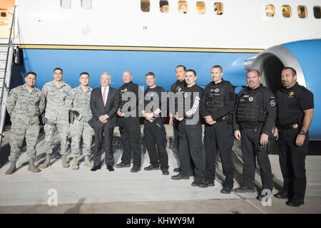 PETERSON AIR FORCE BASE, Colo. - Segretario della Difesa Jim Mattis in posa per una foto con gli avieri e membri di El Paso sceriffo della contea dipartimento presso la Base Aerea Peterson, nov. 16. 2017. (U.S. Air Force foto di Steve Kotecki) Foto Stock