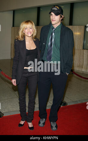 Brittany Murphy e Ashton Kutcher che arrivano alla premiere di filato al Pacific's glossari affini dome theater in Los Angeles. 17 marzo 2003.murphybrittany kutchera062. Attore, Attrice, premiere, celebrità evento, arrivo, verticale, industria cinematografica, celebrità bestof, arte cultura e intrattenimento, topix Ashton Kutcher e amici Foto Stock