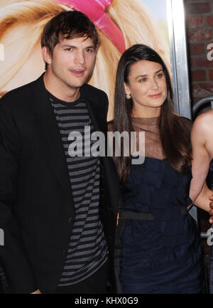 Ashton Kutcher e demi moore - casa bunny premiere al Westwood Village Theatre di Los Angeles. tre quarti smilekutcherashton mooredemi 25. Attore, Attrice, premiere, celebrità evento, arrivo, verticale, industria cinematografica, celebrità bestof, arte cultura e intrattenimento, topix Ashton Kutcher e demi moore, Foto Stock