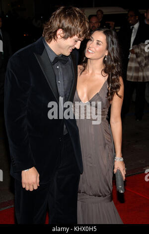 Ashton Kutcher e demi moore arrivando alla bobby premiere al Chinese Theatre di Los Angeles. 3/4 kutcherashton mooredemi026. Attore, Attrice, premiere, celebrità evento, arrivo, verticale, industria cinematografica, celebrità bestof, arte cultura e intrattenimento, topix Ashton Kutcher e demi moore, Foto Stock