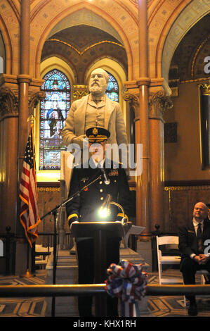 Il brigadiere gen. Tony L. Wright, il vice comandante generale per la 88Divisione Readiness, parla dei successi del ventesimo Presidente degli Stati Uniti Garfield, durante una cerimonia in onore di ex presidente a sua Cleveland Ohio memoriale, Novembre 18, 2017. Foto Stock